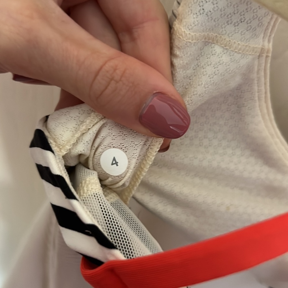 Lululemon workout tank with built in bra. Size 4. - Picture 4 of 4